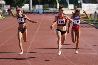 DENIZLI, TURKIYE - 16 Temmuz 2022: Balkan Atletizm Şampiyonası sırasında Denizli Albayrak Atletizm Pisti 'nde 100 metre koşan sporcular