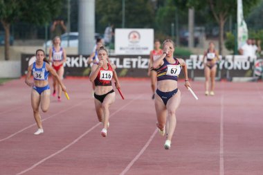 DENIZLI, TURKIYE - 16 Temmuz 2022: Balkan Atletizm Şampiyonası sırasında Denizli Albayrak Atletizm Pisti 'nde 4x100 metre bayrak koşan sporcular