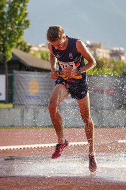 DENIZLI, TURKIYE - 17 Temmuz 2022: Balkan Atletizm Şampiyonası sırasında Denizli Albayrak Atletizm Pisti 'nde 3000 metre engelli koşan tanımlanamayan sporcu