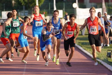 DENIZLI, TURKIYE - 17 Temmuz 2022: Balkan Atletizm Şampiyonası sırasında Denizli Albayrak Atletizm Pisti 'nde 4x400 metre bayrak koşan sporcular