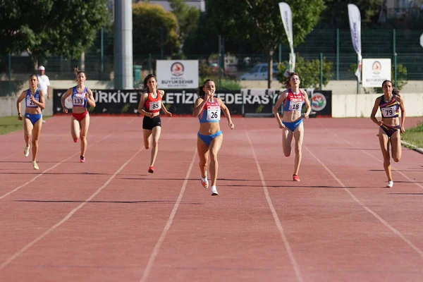 Denizli Turkieye 2022年7月16日 デニズリ アルバヤラック陸上競技トラックのバルカン陸上U20選手権中に400M走る選手 — ストック写真