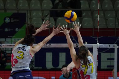 ISTANBUL, TURKIYE - 22 Mart 2023: Yvon Belien ve Isabella Di Iulio, Burhan Felek Spor Salonu 'nda Türk Hava Yollari' nin Savino Del Bene Scandicci CEV Voleybol Kupası karşılaşmasında