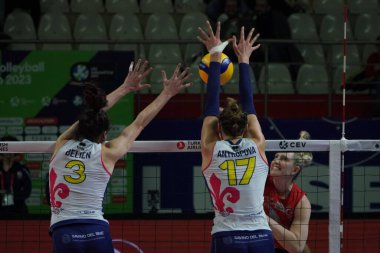 ISTANBUL, TURKIYE - 22 Mart 2023: Yvon Belien ve Ekaterina Antropova, Burhan Felek Spor Salonu 'nda Türk Hava Yollari' nin Savino Del Bene Scandicci CEV Voleybol Kupası karşılaşmasında