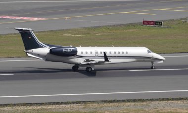 İSTANBUL, TÜRKİYE - 17 Eylül 2022: Air Hamburg Embraer 135BJ (1230) İstanbul Uluslararası Havaalanına iniyor