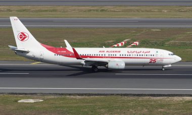 İSTANBUL, TURKIYE - 17 Eylül 2022: Air Cezayir Boeing 737-8D6 (60749) İstanbul Uluslararası Havaalanına iniş