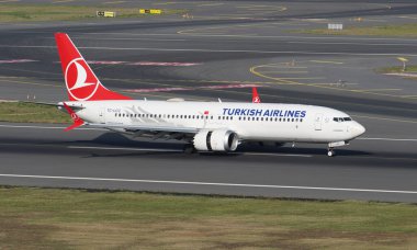 ISTANBUL, TURKIYE - 17 Eylül 2022: Türk Havayolları Boeing 737-8MAX (60034) İstanbul Uluslararası Havaalanına indi