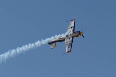 ESKISEHIR, TURKIYE - 18 Eylül 2022: Sivrihisar SHG Airshow 'da Özel EA-330SC (SC086) görüntüsü