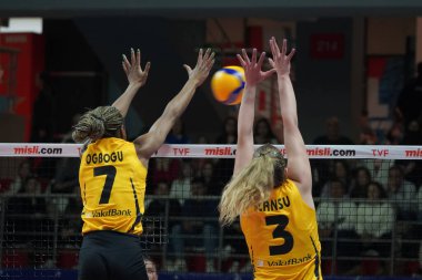 ISTANBUL, TURKIYE - 25 Mart 2023: Chiaka Ogbogu ve Cansu Özbay, Burhan Felek Spor Salonu 'nda Türk Hava Yolları Vakfı Vakfbank Türkiye Sultanlar Ligi karşılaşmasında eylem halindeler