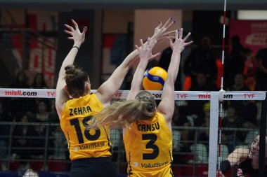 ISTANBUL, TURKIYE - 25 Mart 2023: Zehra Gunes ve Cansu Özbay, Burhan Felek Spor Salonu 'nda Türk Hava Yolcuları Vakfı Vakfı - Türkiye Sultanlar Ligi karşılaşmasında eylem halindeler