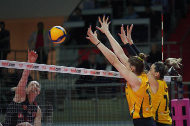 ISTANBUL, TURKIYE - 25 Mart 2023: Zehra Gunes ve Alexia Carutasu, Burhan Felek Spor Salonu 'nda Türk Hava Yolları Vakfı Vakfı Vakfı' na karşı oynanan karşılaşmada