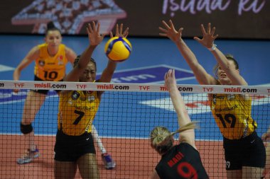 ISTANBUL, TURKIYE - 25 Mart 2023: Burhan Felek Spor Salonu 'nda Türk Hava Yollari Vakfbank Türk Sultanları Ligi karşılaşmasında Chiaka Ogbogu ve Nika Daalderop eylem halindeler