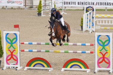 BURSA, TURKIYE - Nisan 09, 2023: Türkiye Binicilik Federasyonu yarışında kimliği belirsiz binici atla atladı
