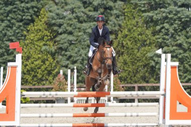 BURSA, TURKIYE - NİSAN 08, 2023: Türkiye Binicilik Federasyonu yarışında kimliği belirsiz binici atla atladı