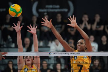 ISTANBUL, TURKIYE - 15 Mart 2023: Cansu Özbay ve Chiaka Ogbogu Vakıfbank 'a karşı Vero Volley Milano CEV Şampiyonlar Ligi Voleybol maçı sırasında Vakıfbank Spor Salonu' nda