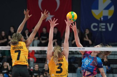 ISTANBUL, TURKIYE - 15 Mart 2023: Vakıfbank - Vero Volley Milano CEV Şampiyonlar Ligi Volley Şampiyonlar Ligi Vakfı Spor Salonu 'nda oynanan karşılaşmada Chiaka Ogbogu ve Cansu Özbay