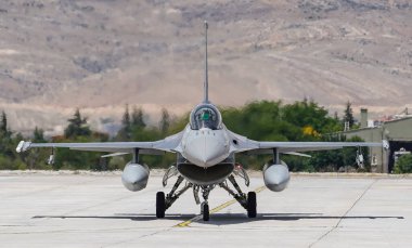 KONYA, TURKIYE - 30 Haziran 2022: Türk Hava Kuvvetleri General Dynamics F-16C Fighting Falcon (4R-109) Anadolu Kartal Hava Kuvvetleri Tatbikatı sırasında Konya Havalimanı 'nda taksicilik yapıyor