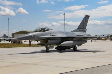 KONYA, TURKIYE - 30 Haziran 2022: Pakistan Hava Kuvvetleri Generali Dinamik F-16A Fighting Falcon (5G-28) Anadolu Kartal Hava Kuvvetleri Tatbikatı sırasında Konya Havalimanı 'nda taksicilik yapıyor