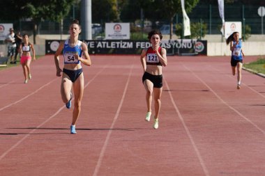 DENIZLI, TURKIYE - 16 Temmuz 2022: Balkan Atletizm Şampiyonası sırasında Denizli Albayrak Atletizm Pisti 'nde 400 metre koşan sporcular