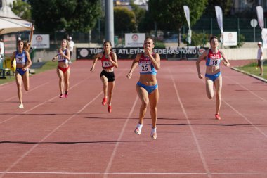 DENIZLI, TURKIYE - 16 Temmuz 2022: Balkan Atletizm Şampiyonası sırasında Denizli Albayrak Atletizm Pisti 'nde 400 metre koşan sporcular