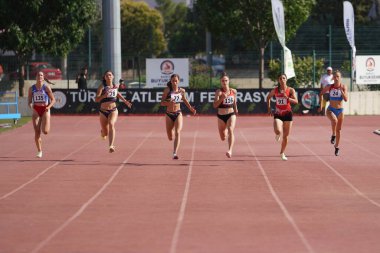DENIZLI, TURKIYE - 17 Temmuz 2022: Balkan Atletizm Şampiyonası sırasında Denizli Albayrak Atletizm Pisti 'nde 200 metre koşan sporcular