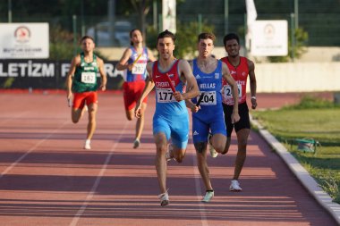 DENIZLI, TURKIYE - 17 Temmuz 2022: Balkan Atletizm Şampiyonası sırasında Denizli Albayrak Atletizm Pisti 'nde 4x400 metre bayrak koşan sporcular