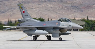 KONYA, TURKIYE - 30 Haziran 2022: Türk Hava Kuvvetleri General Dynamics F-16C Fighting Falcon (4R-109) Anadolu Kartal Hava Kuvvetleri Tatbikatı sırasında Konya Havalimanı 'nda taksicilik yapıyor