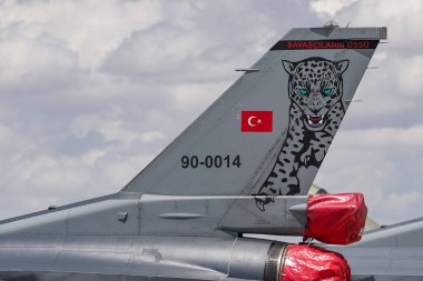 KONYA, TURKIYE - 30 Haziran 2022: Türk Hava Kuvvetleri General Dynamics F-16C Fighting Falcon (4R-73) Anadolu Kartal Hava Kuvvetleri Tatbikatı sırasında Konya Havalimanı 'nda sergilendi