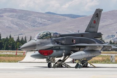 KONYA, TURKIYE - 30 Haziran 2022: Türk Hava Kuvvetleri Lockheed Martin F-16D Fighting Falcon (NW-05) Anadolu Kartal Hava Kuvvetleri Tatbikatı sırasında Konya Havalimanı 'nda sergilendi