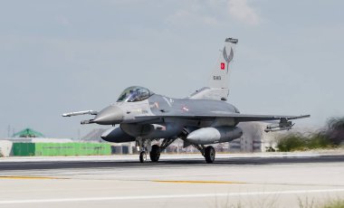 KONYA, TURKIYE - 30 Haziran 2022: Türk Hava Kuvvetleri Lockheed Martin F-16C Fighting Falcon (HC-18) Anadolu Kartal Hava Kuvvetleri Tatbikatı sırasında Konya Havalimanı 'ndan havalandı