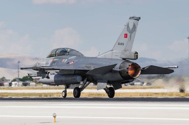 KONYA, TURKIYE - 30 Haziran 2022: Türk Hava Kuvvetleri Generali Dinamik F-16D Savaş Şahini (4S-10) Anadolu Kartal Hava Kuvvetleri Tatbikatı sırasında Konya Havalimanı 'ndan havalandı