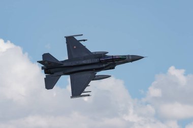 KONYA, TURKIYE - 30 Haziran 2022: Türk Hava Kuvvetleri Lockheed Martin F-16D Savaş Şahini (NW-15) Anadolu Kartal Hava Kuvvetleri Tatbikatı sırasında Konya Havalimanı üzerinde uçuyor