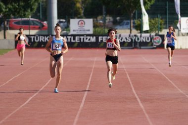 DENIZLI, TURKIYE - 16 Temmuz 2022: Balkan Atletizm Şampiyonası sırasında Denizli Albayrak Atletizm Pisti 'nde 400 metre koşan sporcular