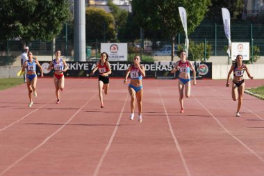 DENIZLI, TURKIYE - 16 Temmuz 2022: Balkan Atletizm Şampiyonası sırasında Denizli Albayrak Atletizm Pisti 'nde 400 metre koşan sporcular