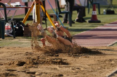 DENIZLI, TURKIYE - 16 Temmuz 2022: Denizli Albayrak Atletizm Pisti 'nde Balkan Atletizm Şampiyonası sırasında tanımlanamayan üçlü atlama