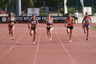 DENIZLI, TURKIYE - 17 Temmuz 2022: Balkan Atletizm Şampiyonası sırasında Denizli Albayrak Atletizm Pisti 'nde 200 metre koşan sporcular