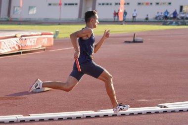 DENIZLI, TURKIYE - 17 Temmuz 2022: Balkan Atletizm Şampiyonası sırasında Denizli Albayrak Atletizm Pisti 'nde koşan tanımlanamayan atlet