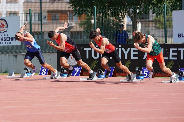 土耳其丹尼兹利 2022年7月17日 巴尔干田径U20锦标赛期间100米栏运动员在杰尼兹利奥巴耶克田径运动道上跑步 — 图库照片