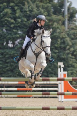 BURSA, TURKIYE - Nisan 09, 2023: Türkiye Binicilik Federasyonu yarışında kimliği belirsiz binici atla atladı