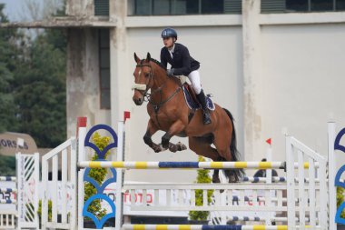 BURSA, TURKIYE - Nisan 09, 2023: Türkiye Binicilik Federasyonu yarışında kimliği belirsiz binici atla atladı