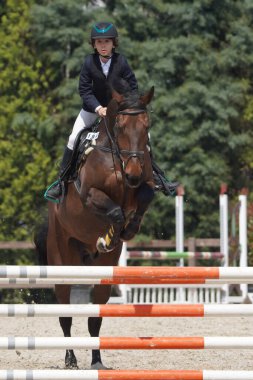 BURSA, TURKIYE - NİSAN 08, 2023: Türkiye Binicilik Federasyonu yarışında kimliği belirsiz binici atla atladı