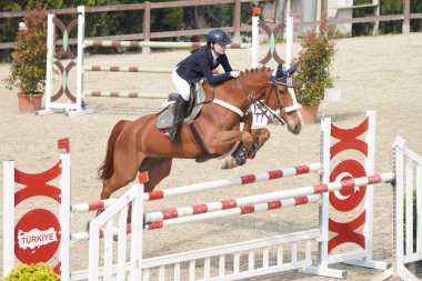 BURSA, TURKIYE - Nisan 09, 2023: Türkiye Binicilik Federasyonu yarışında kimliği belirsiz binici atla atladı