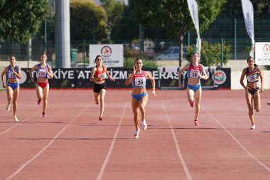 DENIZLI, TURKIYE - 16 Temmuz 2022: Balkan Atletizm Şampiyonası sırasında Denizli Albayrak Atletizm Pisti 'nde 400 metre koşan sporcular
