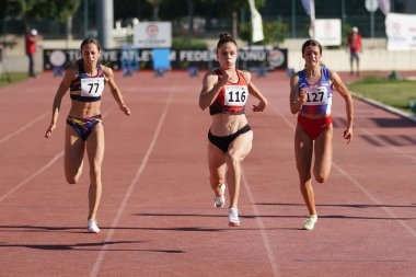 DENIZLI, TURKIYE - 16 Temmuz 2022: Balkan Atletizm Şampiyonası sırasında Denizli Albayrak Atletizm Pisti 'nde 100 metre koşan sporcular