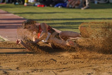 DENIZLI, TURKIYE - 16 Temmuz 2022: Denizli Albayrak Atletizm Pisti 'nde Balkan Atletizm Şampiyonası sırasında tanımlanamayan üçlü atlama