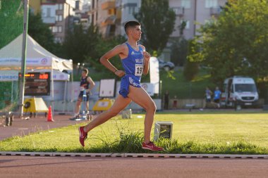 DENIZLI, TURKIYE - 16 Temmuz 2022: Balkan Atletizm Şampiyonası sırasında Denizli Albayrak Atletizm Pisti 'nde koşan tanımlanamayan sporcu