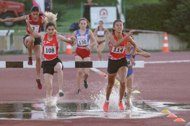 DENIZLI, TURKIYE - 16 Temmuz 2022: Balkan Atletizm Şampiyonası sırasında Denizli Albayrak Atletizm Pisti 'nde 3000 metre engelli koşan sporcular