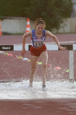 DENIZLI, TURKIYE - 16 Temmuz 2022: Balkan Atletizm Şampiyonası sırasında Denizli Albayrak Atletizm Pisti 'nde 3000 metre engelli koşan tanımlanamayan sporcu