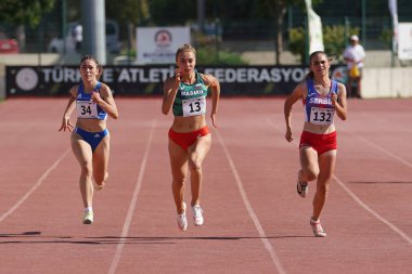 DENIZLI, TURKIYE - 17 Temmuz 2022: Balkan Atletizm Şampiyonası sırasında Denizli Albayrak Atletizm Pisti 'nde 200 metre koşan sporcular