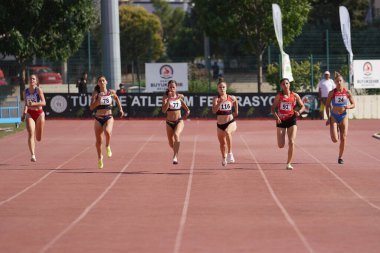 DENIZLI, TURKIYE - 17 Temmuz 2022: Balkan Atletizm Şampiyonası sırasında Denizli Albayrak Atletizm Pisti 'nde 200 metre koşan sporcular