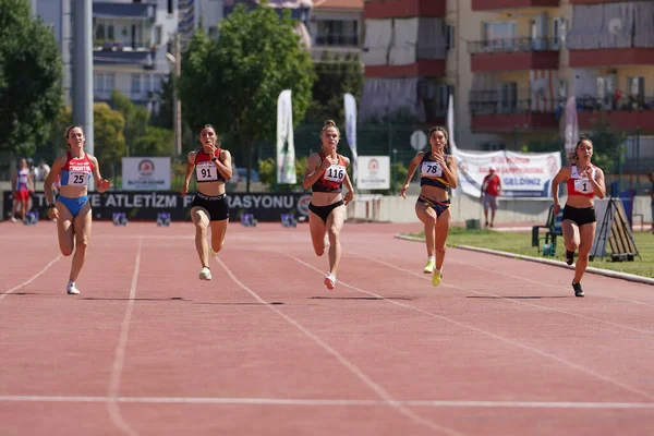 Denizli Turkieye 2022年7月16日 バルカン陸上競技U20選手権中に100メートルを走るアスリートDenizli Albyrakアスレティックトラック — ストック写真